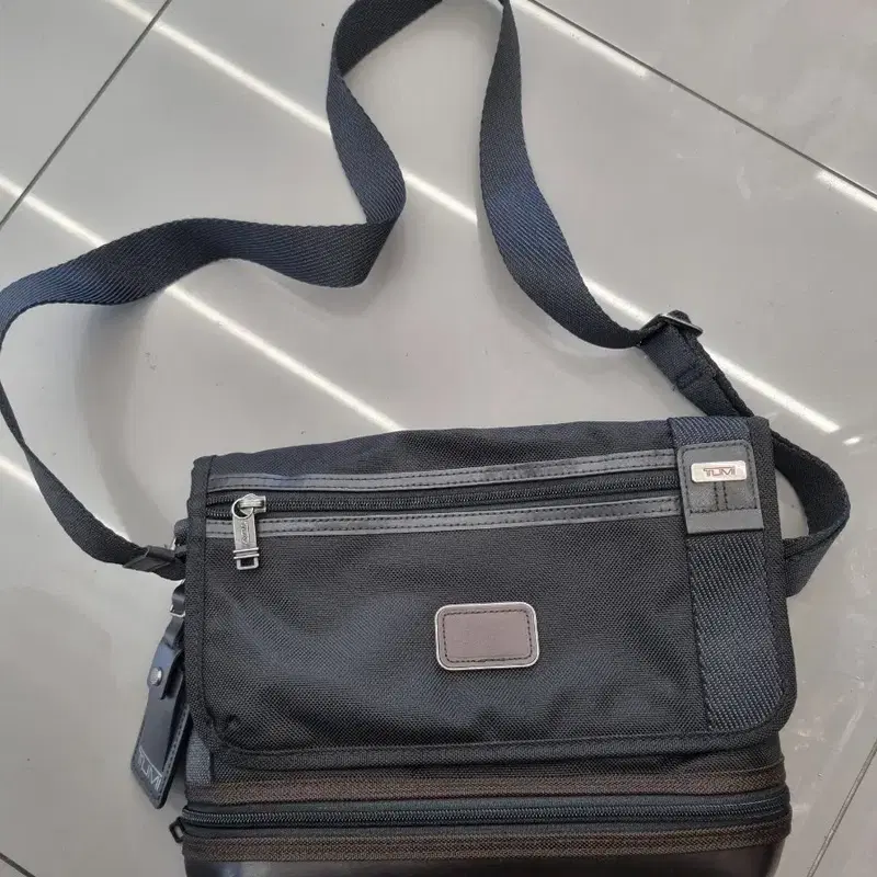 TUMI(투미) Glenview Expandable Crossbody 크로스백