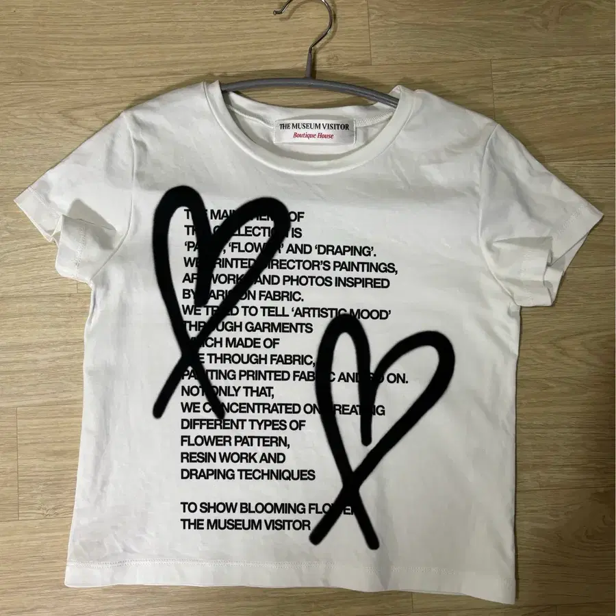 더뮤지엄비지터 반팔 W HEART PRINTED CROP T-SHIRT