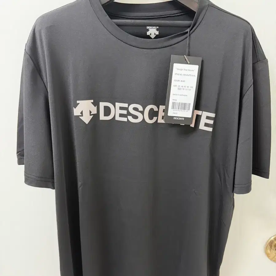 데상트 기능성 반팔티 블랙 XL