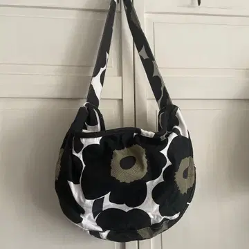 Marimekko 숄더백 꽃무늬