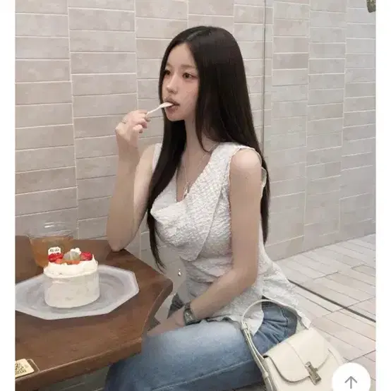 민소매 탑 화이트 블라우스