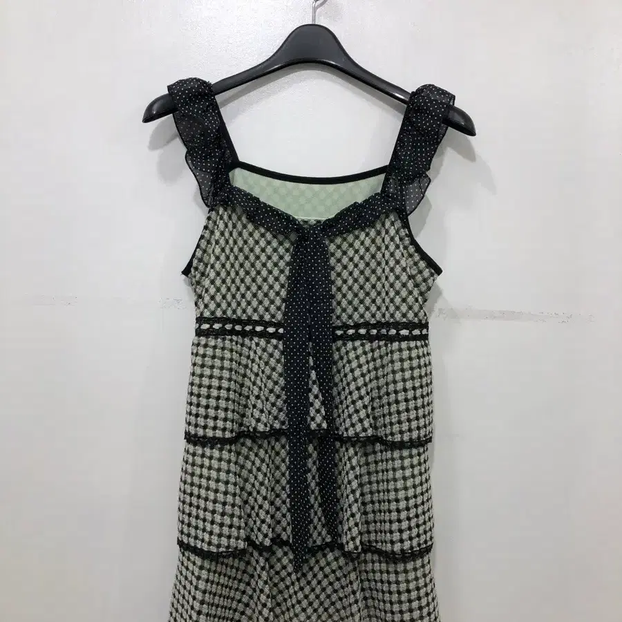 체크무늬 프릴 나시 블라우스