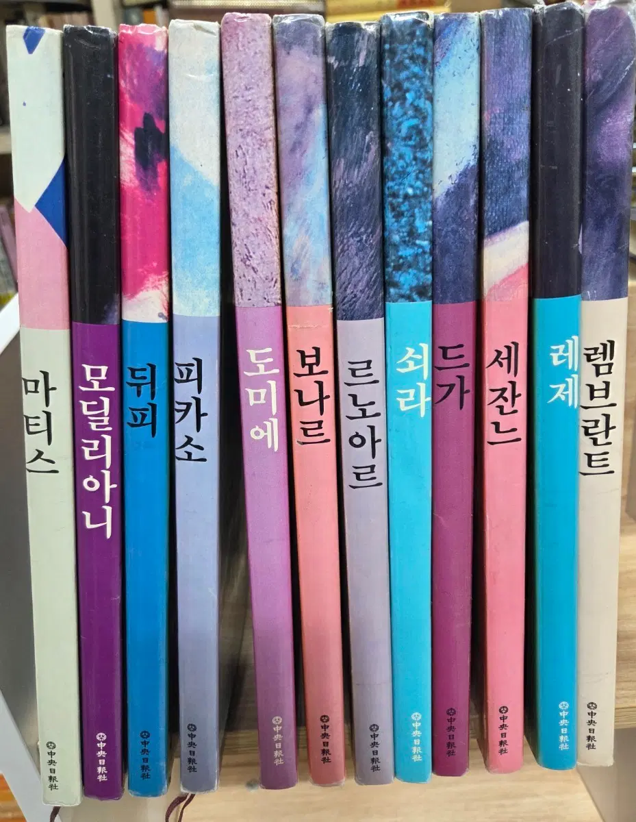 중앙일보가 Harry N . Abrams,Inc와 독점 계약한 미술도록12권