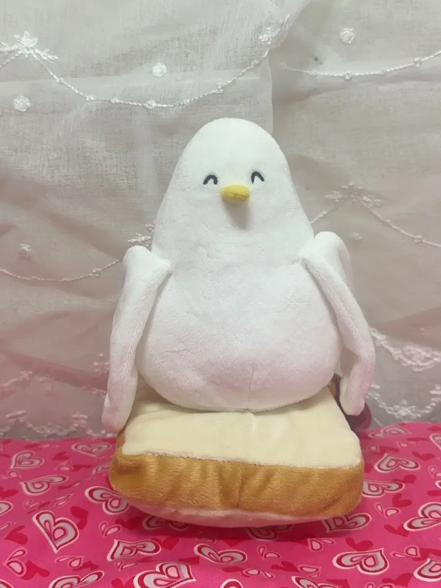 빵 위에 갈매기 무칫토리 인형