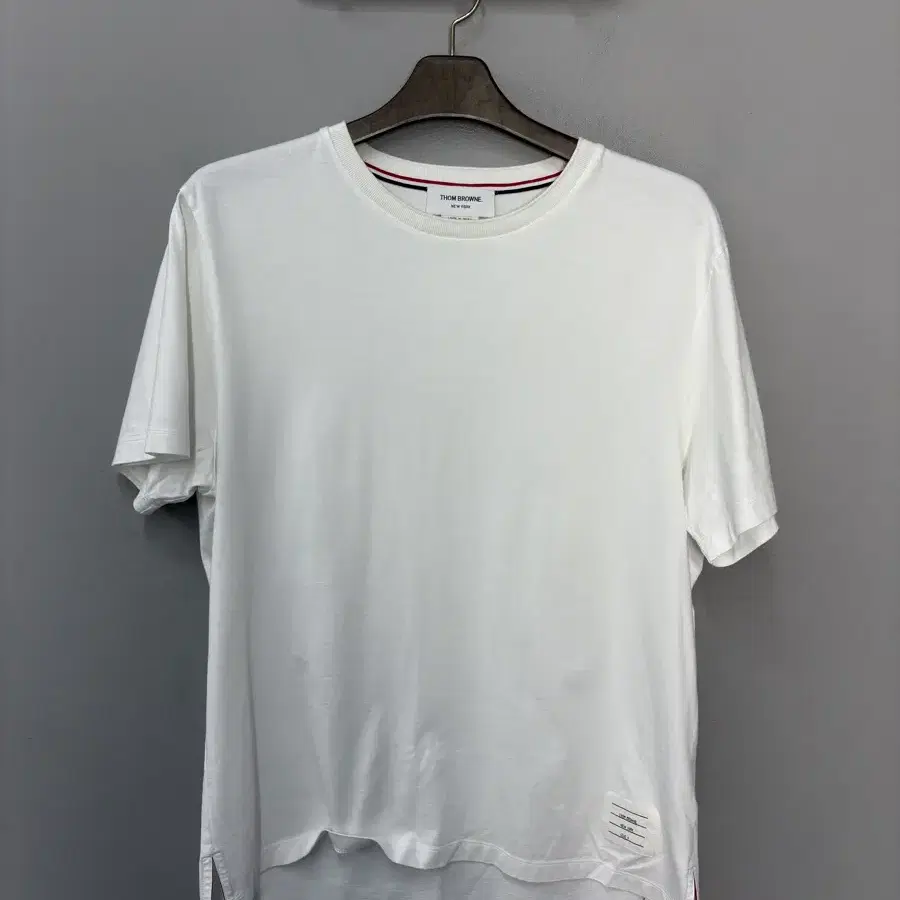 톰브라운 화이트 삼선 하단 트임 디테일 티셔츠 A3835