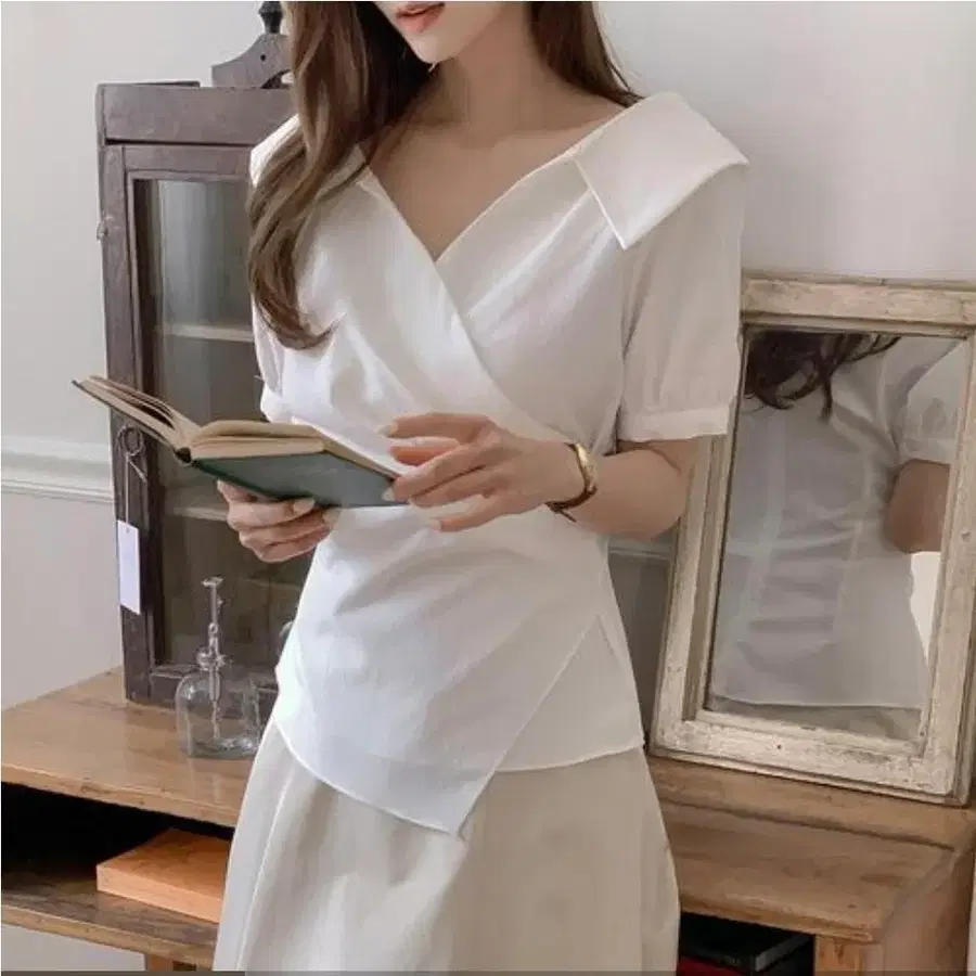 새상품 달리호텔 자체제작 반팔 블론드 카라 브이넥 랩 셔링 블라우스