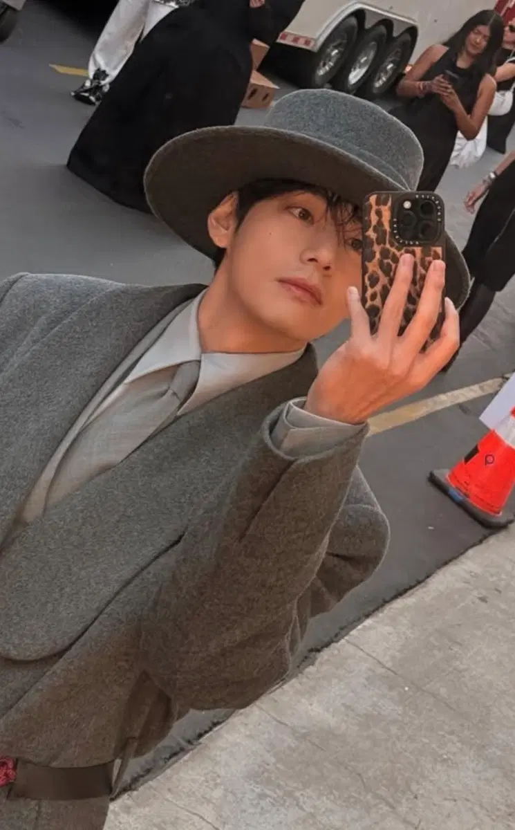 아이폰 16프로 케이스티파이 레오파드 케이스 뷔 착용