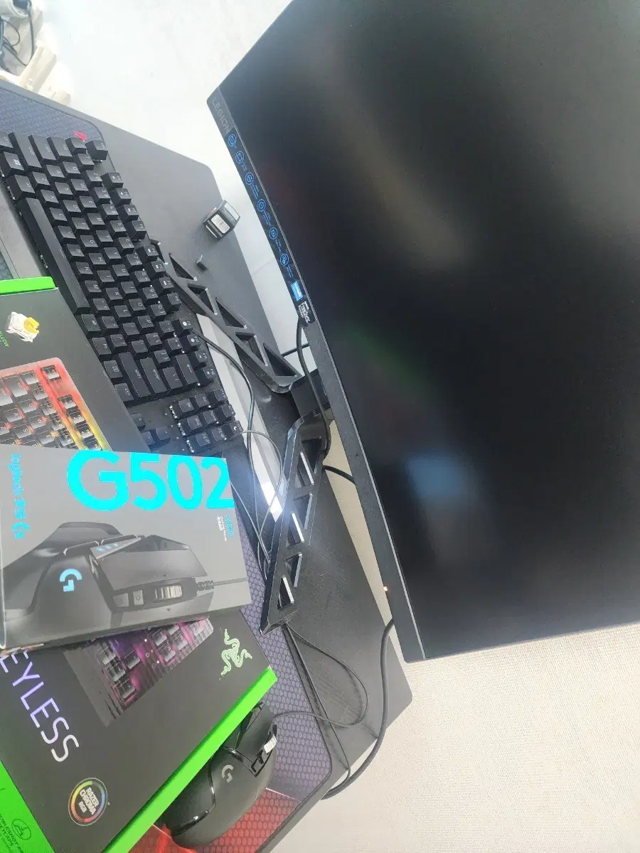240hz 27인치 게이밍모니터+ 로지텍 G502+ 레이저 텐키리스+헤드셋+패드