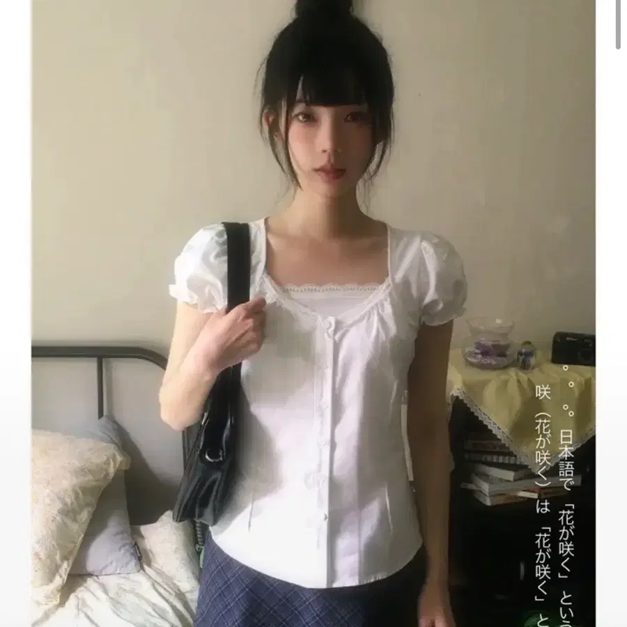 사키 카키 절개 라인 슬림핏 반팔 블라우스