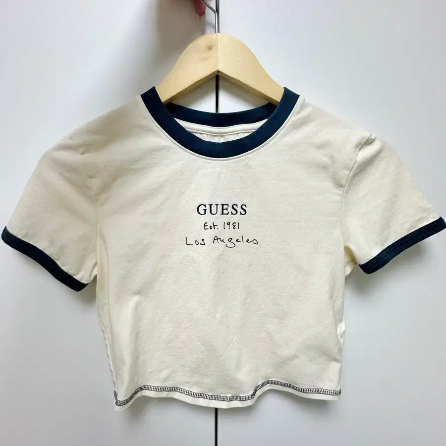 (게스)GUESS ACTIVEWEAR 립배색 커브 크롭 반팔티 YN8K2310 S