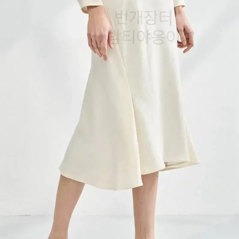 한섬 래트 LATT 23ss 언발란스 슬릿 실키 스커트 새틴느낌 a라인 플레어 롱치마 훌 햅번 아이보리 래트바이티