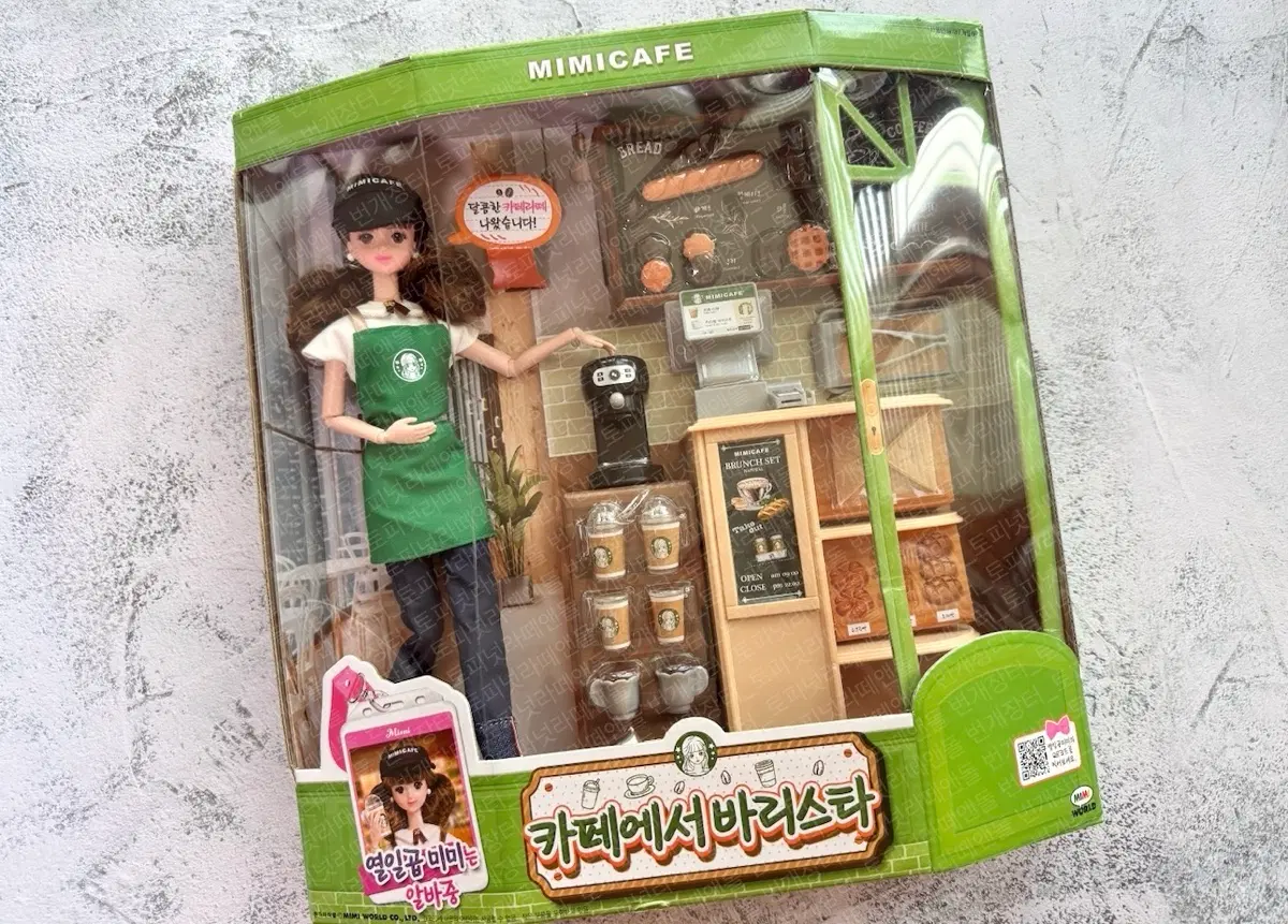 카페에서 바리스타 미미 인형