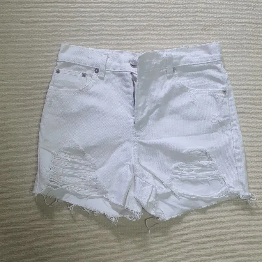 화이트 찢청 반바지