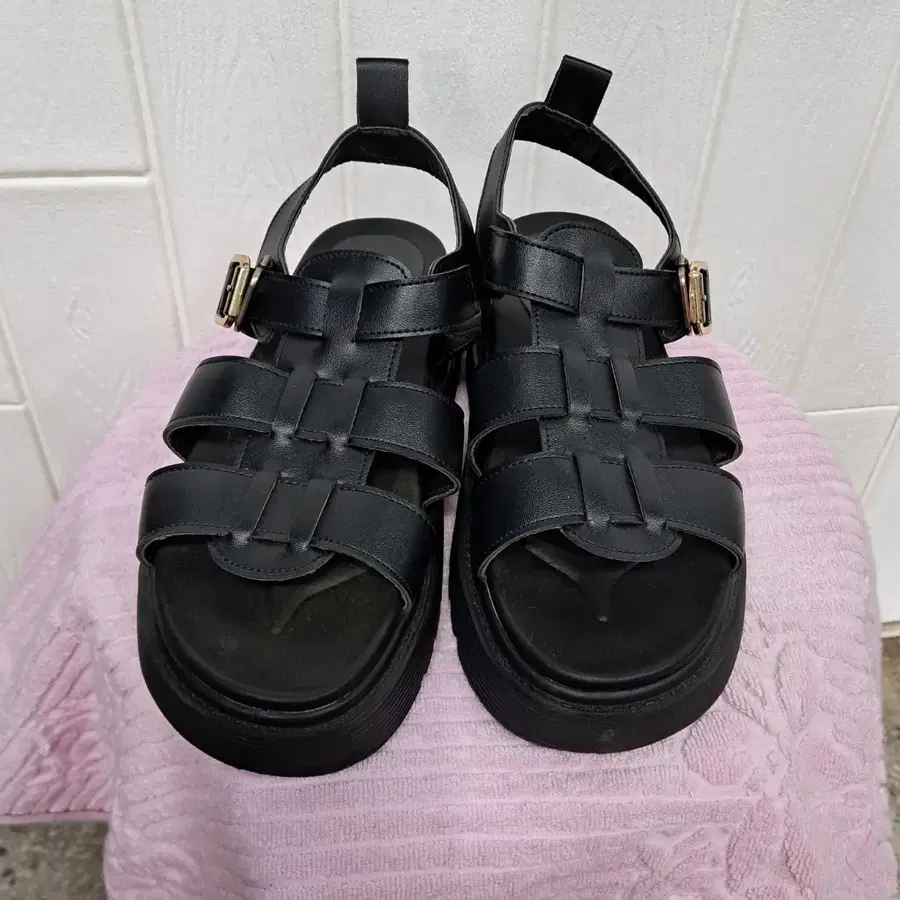 MAC MOC 블랙 가죽 피셔맨 글래디에이터 통굽 샌들 250