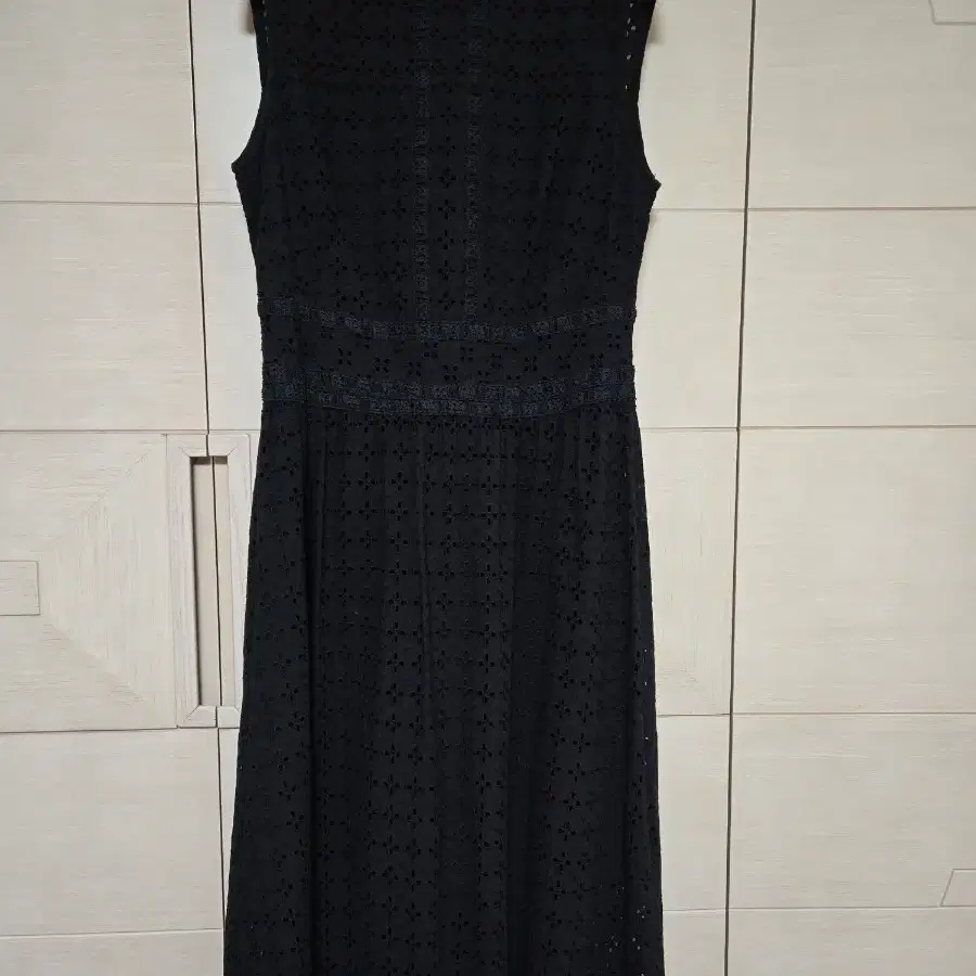 HERA DRESS CODE 블랙 펀칭 원피스