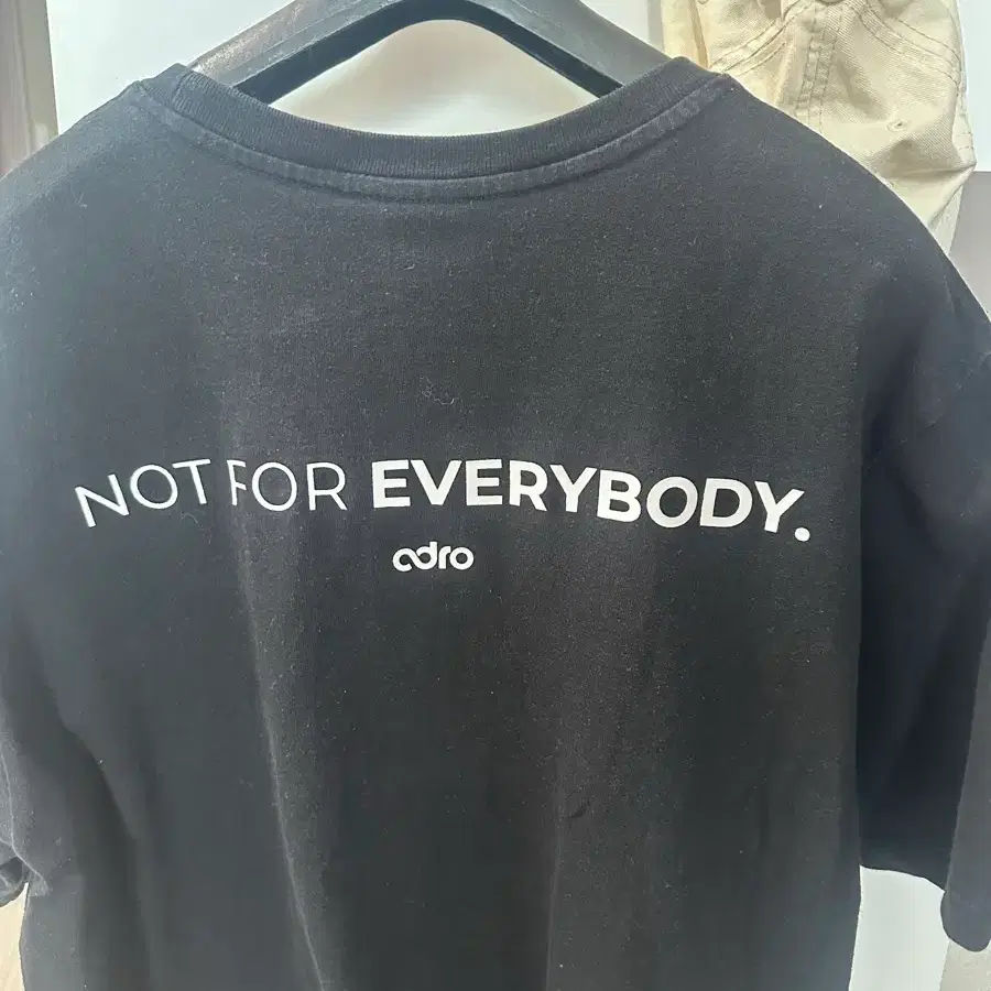 에이드로 NOT FOR EVERYBODY 반팔티 블랙