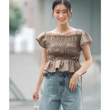 내추럴 뷰티 베이직 레이스업 셔링 블라우스 (브라운)