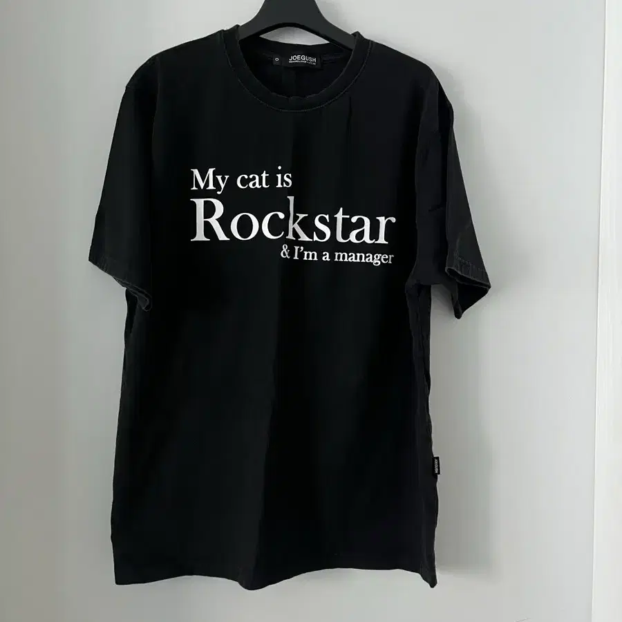 JOEGUSH(조거쉬) "My cat is Rockstar & I'm a manager" 반팔 티셔츠 (블랙)
