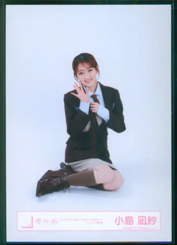 사쿠라자카46 Lonesome rabbit / What's 'KAZOKU'? 코지마 나기사 자켓 사진 의상 앉은 모습