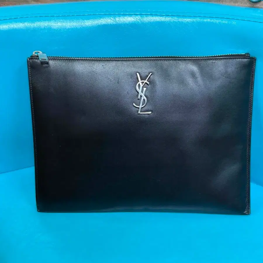 생 로랑 YSL 로고 클러치 백 블랙