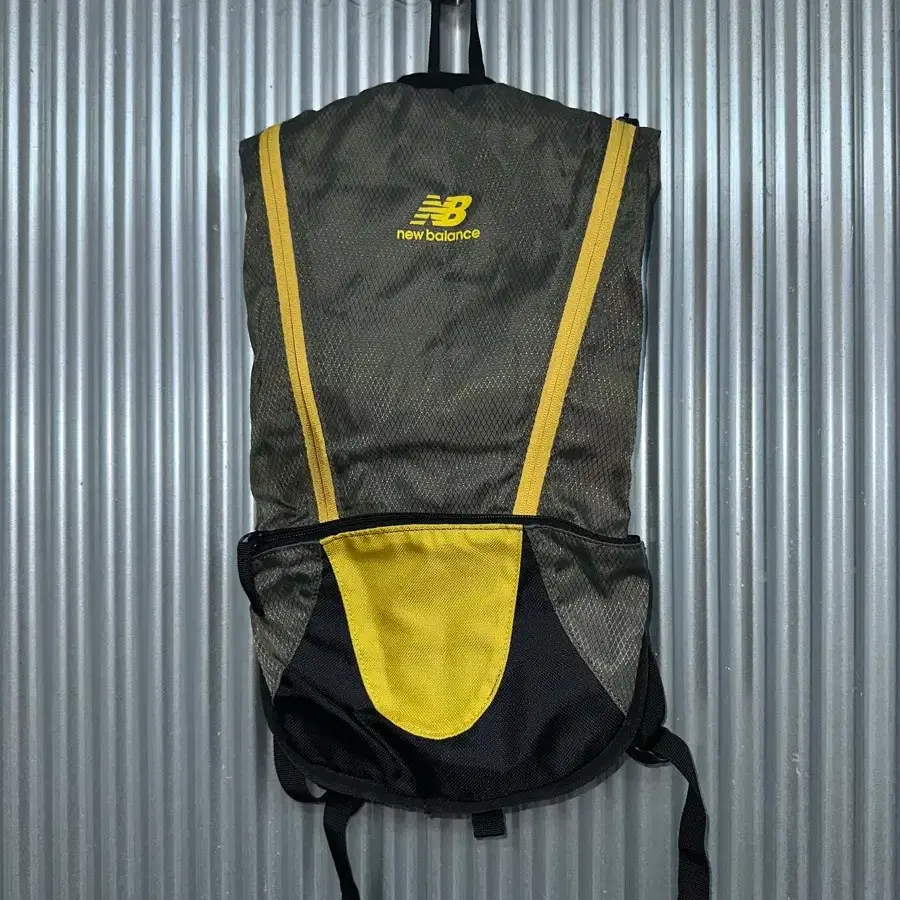 [FREE] 뉴발란스 New Balance 경량 러닝 하이드레이션 백팩 카키 옐로우