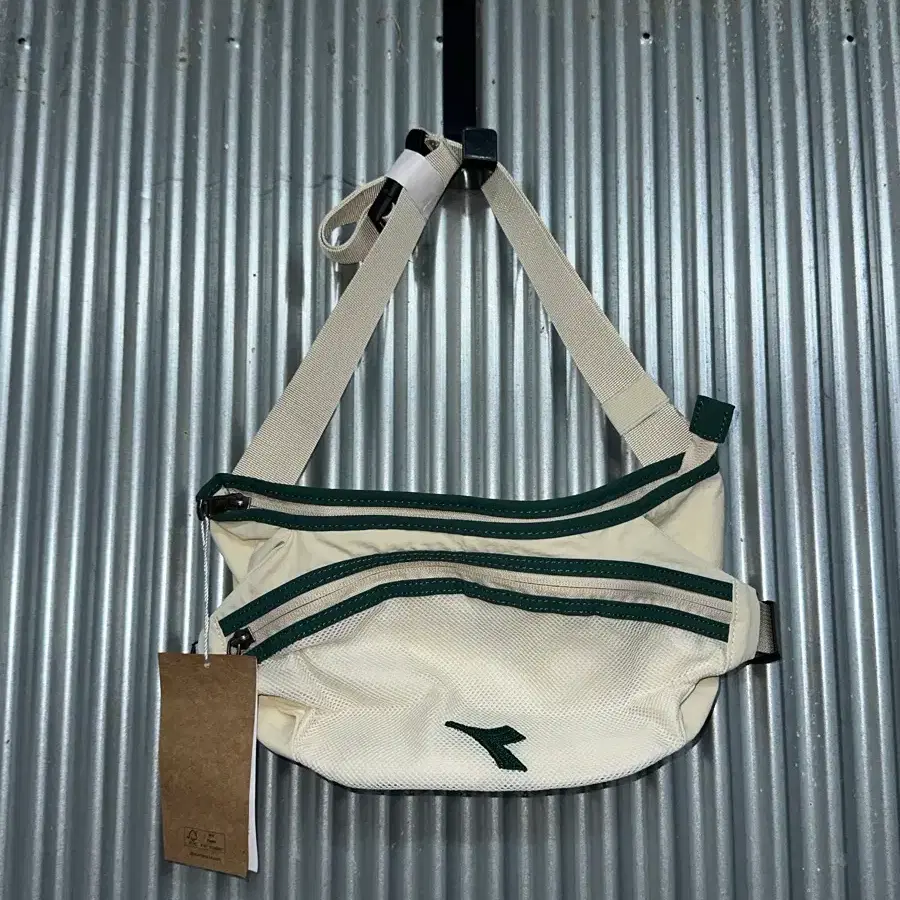 [FREE] 디아도라 DIADORA 아이보리 그린 배색 슬링백 크로스백