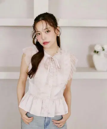 Suyunn 리본 포함 펄 단추 튤 프릴 페플럼 블라우스