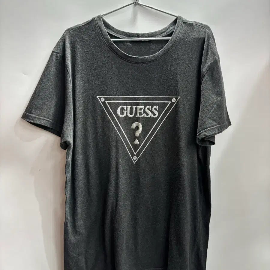 [XL/105] 게스 GUESS 차콜 그레이 트라이앵글 로고 반팔티 2.0  게스 GUESS 반팔 티셔츠입니다.  면 100% 소재이며, 차콜 그레이 컬러에 게스 시그니처 역삼각형
