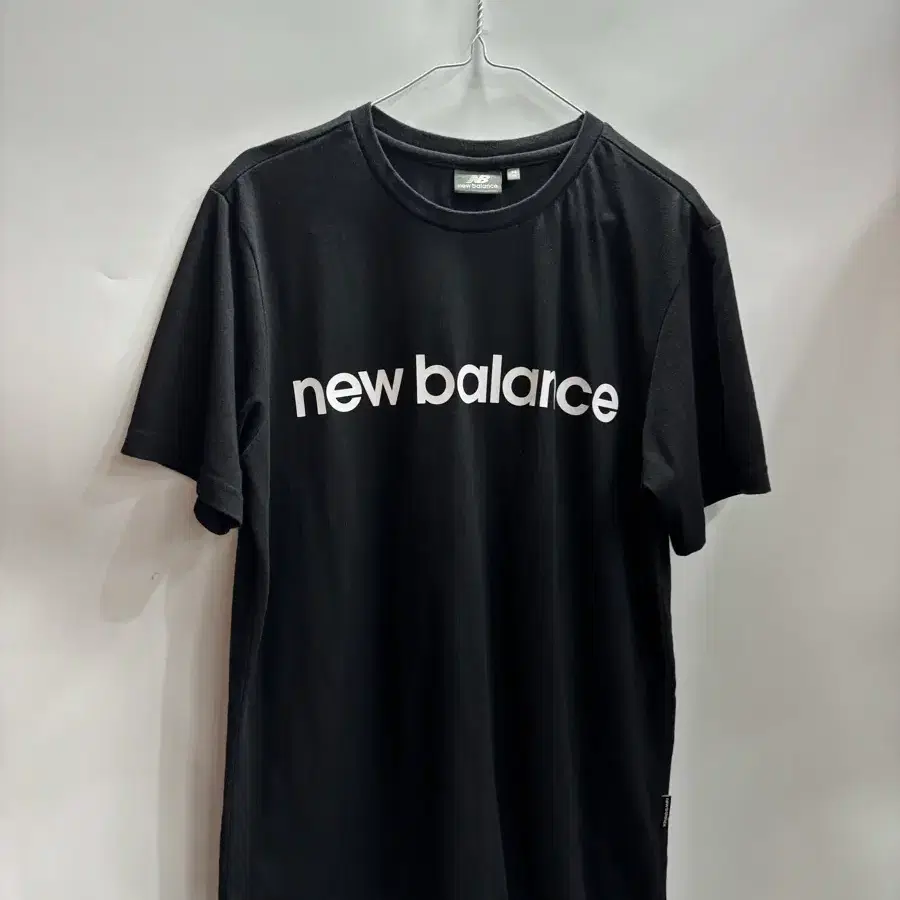 [95/M] 뉴발란스 NEW BALANCE 블랙 빅로고 레터링 반팔티 1.5  뉴발란스 NEW BALANCE 반팔 티셔츠입니다.  블랙 컬러 바탕에 화이트 뉴발란스 레터링 로고가