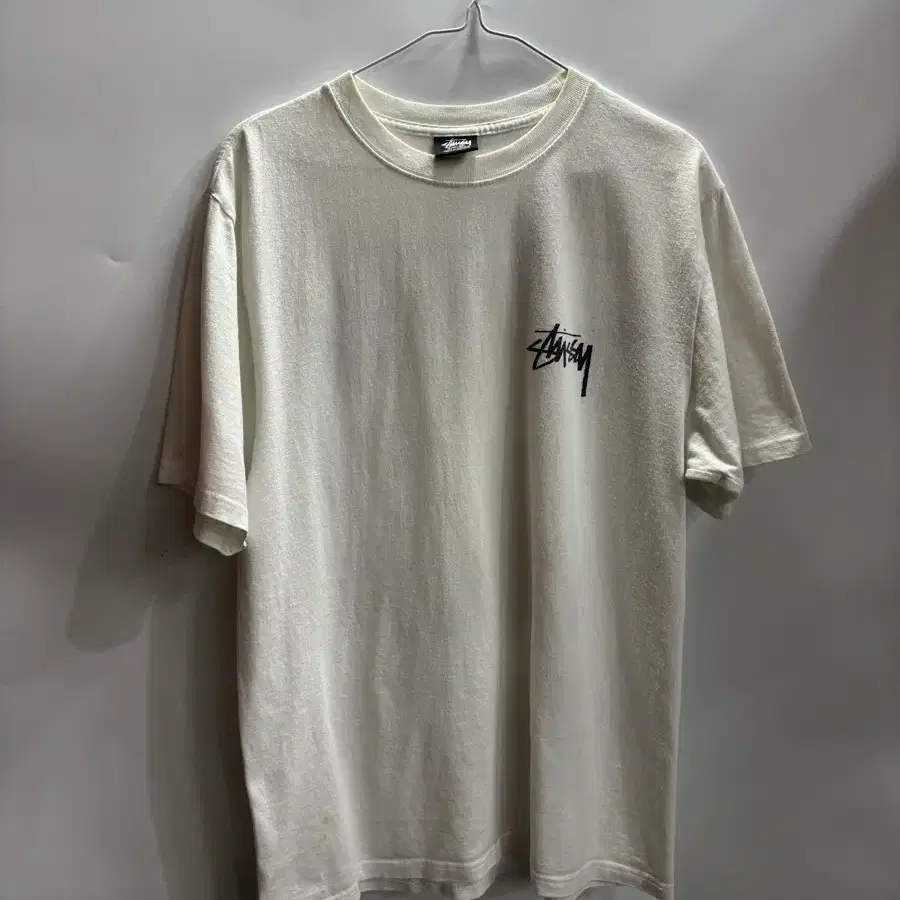 [M] 스투시 STUSSY 화이트 플라워 백프린팅 로고 반팔티 5.0  스투시 STUSSY 반팔 티셔츠입니다.  면 100% 소재이며, 오프화이트 컬러 바탕에 앞면에는 스투시 시그
