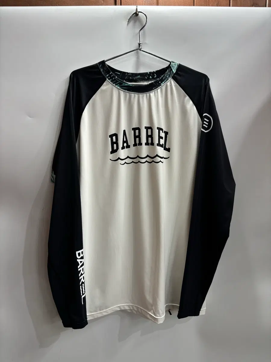 [XXL] 배럴 BARREL 아이보리 블랙 배색 래쉬가드 긴팔 수영복 상의 2.0  배럴 BARREL 긴팔 래쉬가드입니다.  폴리에스터 86% 폴리우레탄 14% 소재의 국내 생산