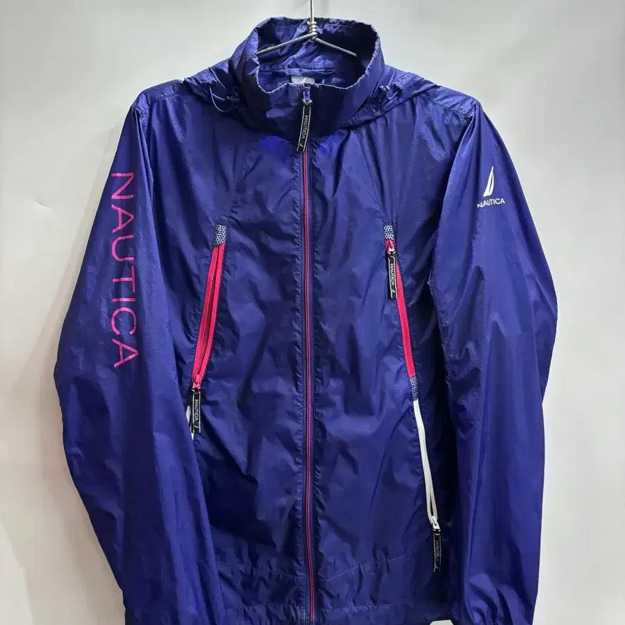 [95] 노티카 NAUTICA 나일론 100% 후드 바람막이 자켓 블루 3.5  노티카(NAUTICA) 나일론 바람막이 자켓입니다.  나일론 100% 소재로 가볍고 바람을 잘 막아