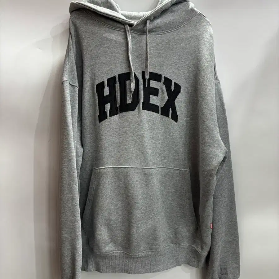 [L] 에이치덱스 HDEX 아치 로고 아플리케 오버핏 후드티 그레이 2.0  에이치덱스(HDEX) 아치 로고 후드티입니다.  도톰한 기모 안감 스웨트 원단으로 보온성이 좋고 착용감
