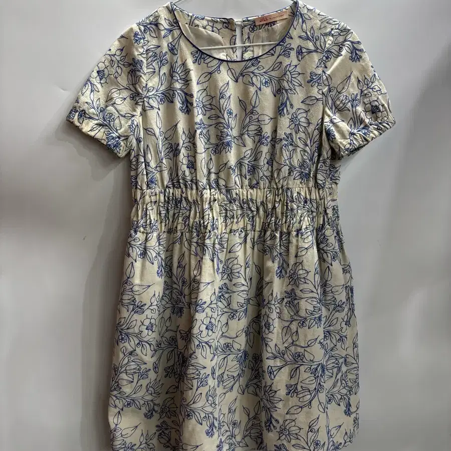 [85] 질 바이 질스튜어트 JILL by JILLSTUART 린넨 혼방 플라워 자수 원피스 2.5  질 바이 질스튜어트(JILL by JILLSTUART) 플라워 자수 원피스입니