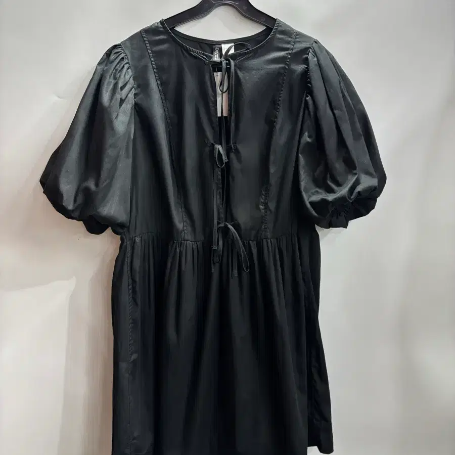 [55(S)] H&M 디바이드 블랙 퍼프소매 타이 미니 원피스 2.0  어깨: 34 / 가슴반품: 48 / 팔길이: 29 / 총길이: 86  상태: 새 상품급 (빈티지 특유의 자연