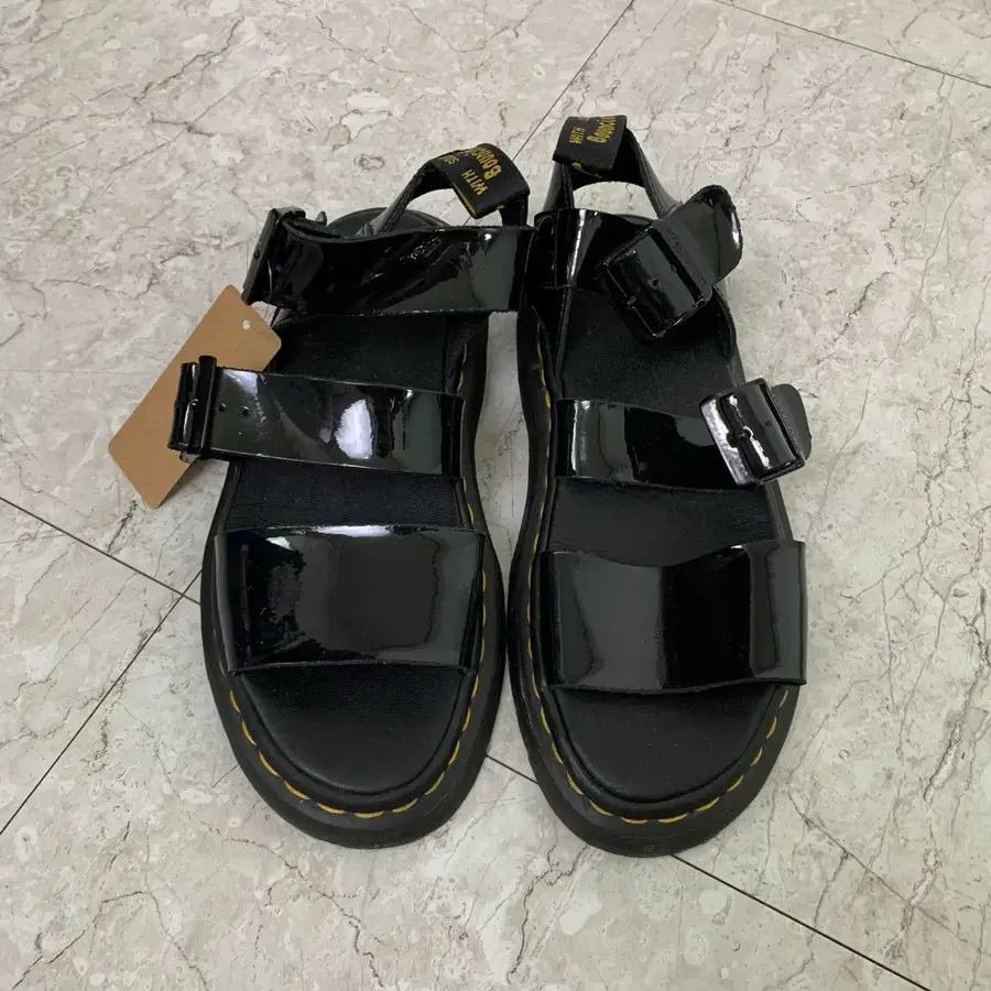 닥터마틴 글로시 유광 UK6 버클 샌들 250mm 남녀공용