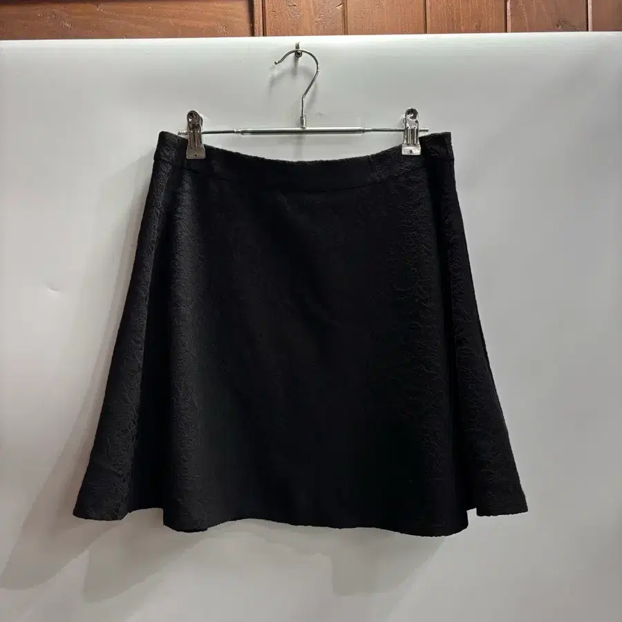 [M-L(약 28~29)] 밸리걸 블랙 자카드 플레어 스커트 1.5  허리단면: 38 / 총길이: 44  상태: 우수함 (빈티지 특유의 자연스러운 사용감)  고급스러운 자카드 패턴