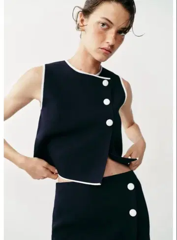 완판템 ZARA 대비 버튼 니트탑