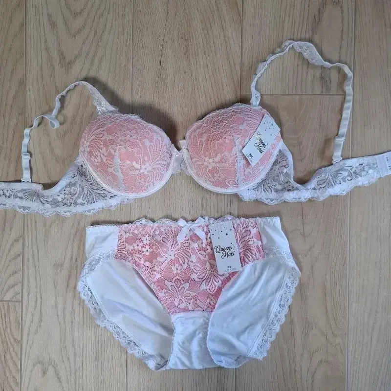 사랑스러운 코랄 색상에 섬세한 레이스가 더해진 브라팬티 세트예요브라 80C, 팬티 95 사이즈로 구성되어 있어요사진에서 보이는 것처럼 깔끔한 디자인이 매력적이랍니다여성스러운