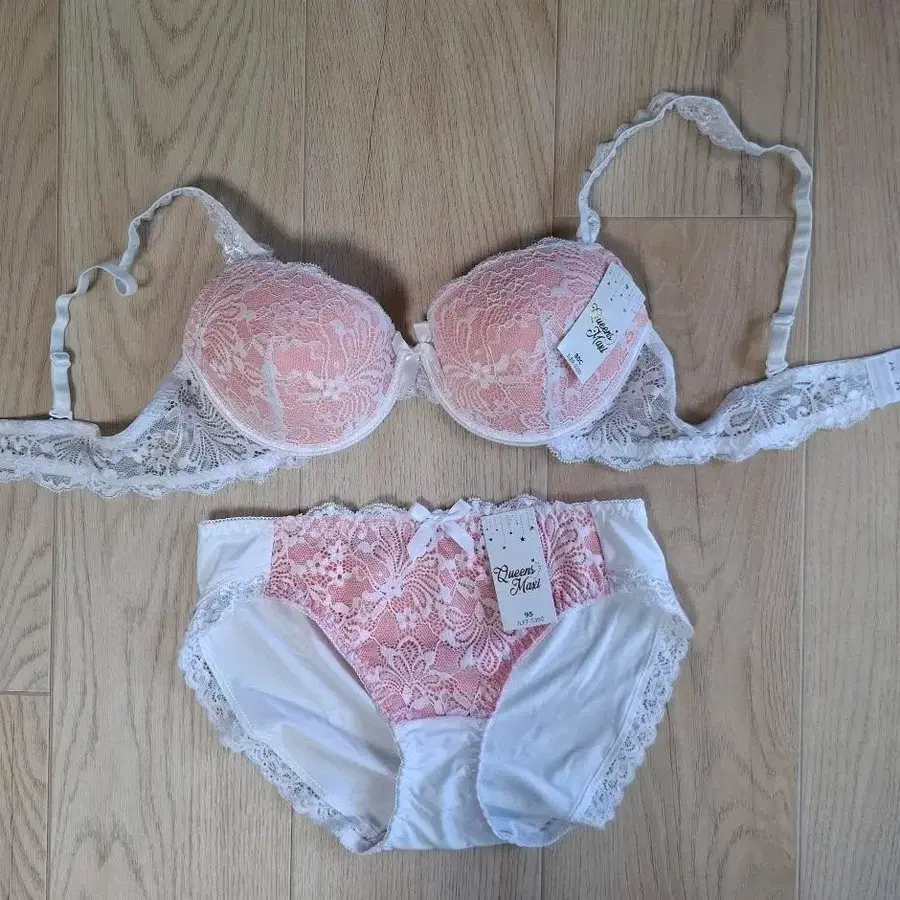 사랑스러운 코랄 색상에 섬세한 레이스가 더해진 브라팬티 세트예요브라 80C, 팬티 95 사이즈로 구성되어 있어요사진에서 보이는 것처럼 깔끔한 디자인이 매력적이랍니다여성스러운