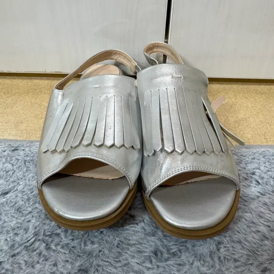 모건 실버 샌들