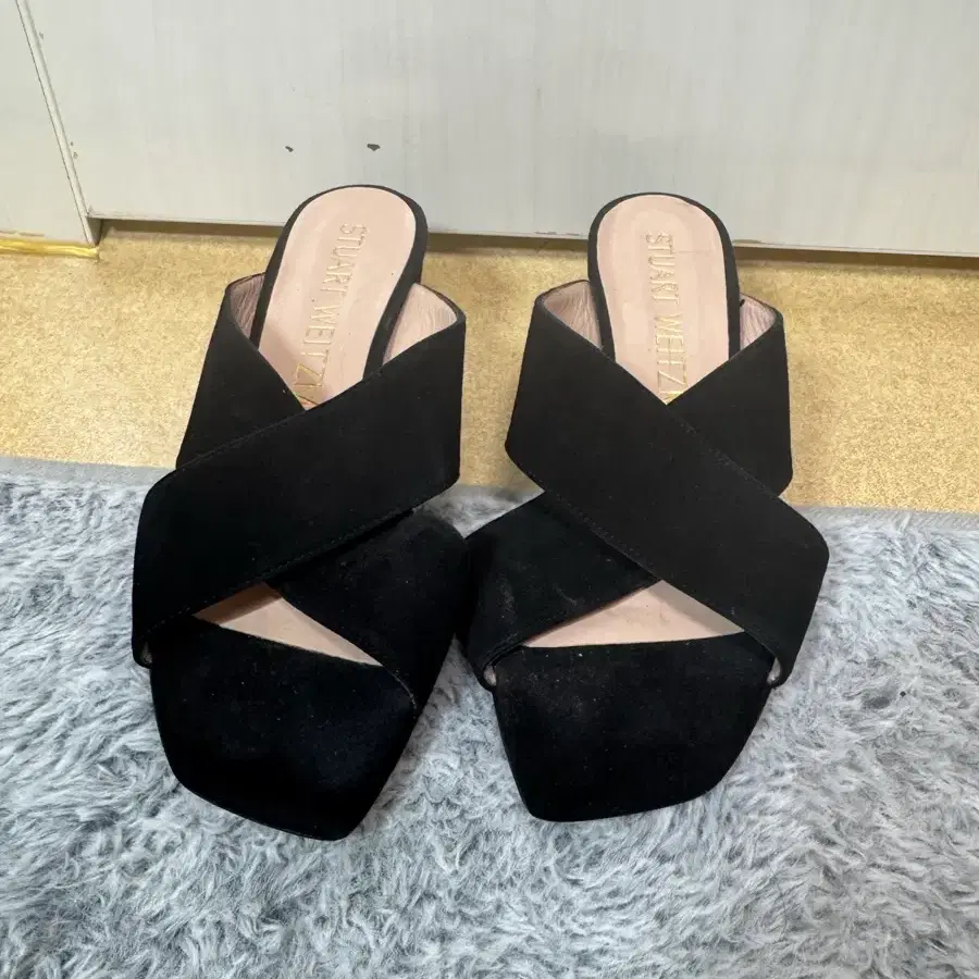스튜어트 와이츠먼 샌들(240)
