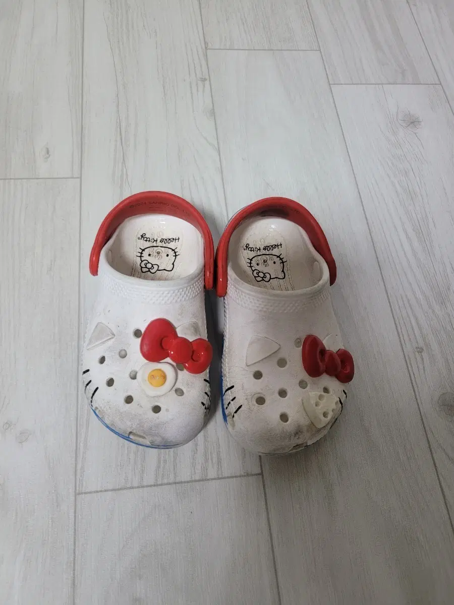 1. 크록스 키즈 헬로키티 클로그 (화이트/레드)사이즈: C8 (한국 150~155mm 추천)귀여운 헬로키티 디자인