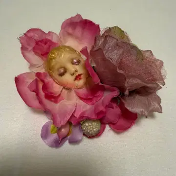 인형 브로치 꽃