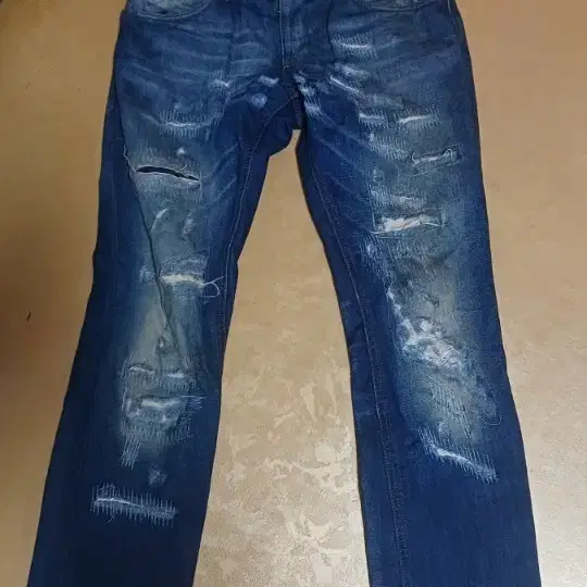 돌체앤가바나 플레이트 디스트로이드 데님 팬츠 46 정품 (G3FBLP/G8129)돌체앤가바나(DOLCE & GABBANA) 정품 덧댐 디스트로이드 데님 팬츠입니다.후면 상단의