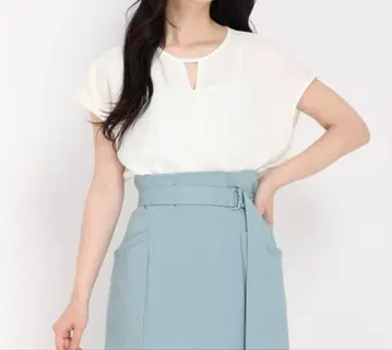 미사용 새상품 스트로베리 필드 슬래시 넥 블라우스 프렌치 슬리브