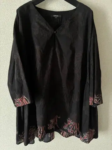 파드칼레 인도 플라워 블록 프린트 블라우스 블랙 7부 소매 코튼 100