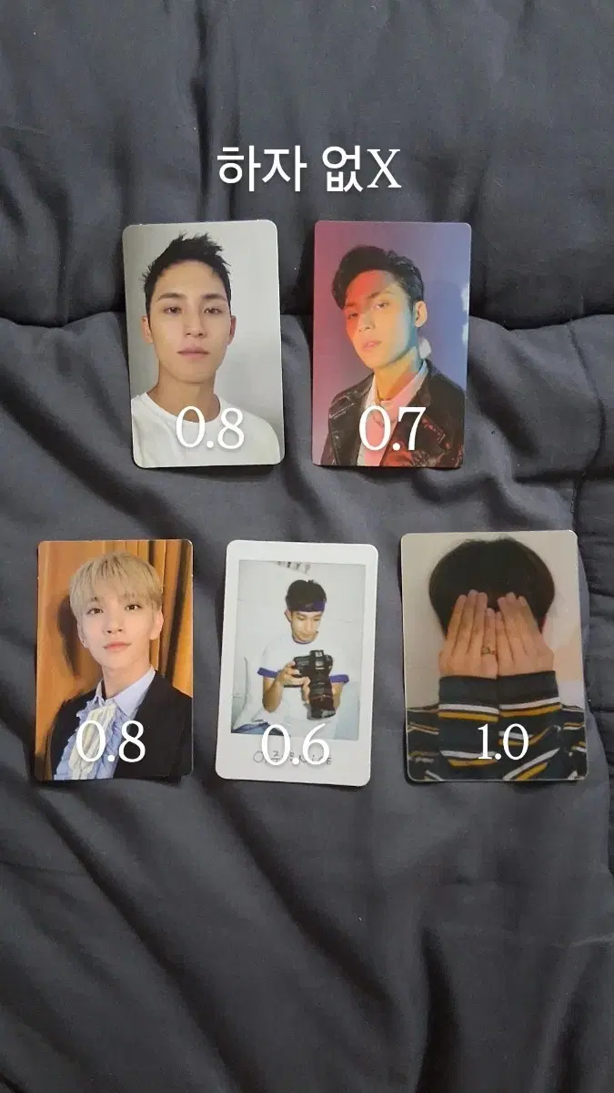 세븐틴 포카 판매합니다. 사진에 나와있는 가격X