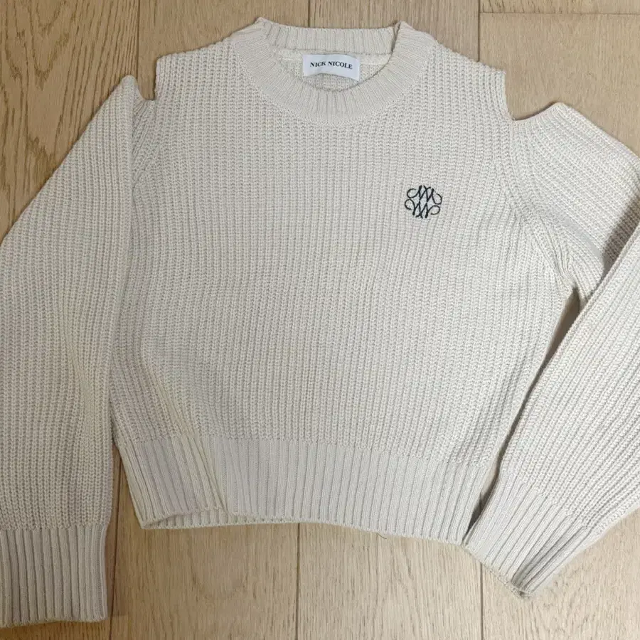 닉앤니콜_SHOULDER CUT OUT KNIT_베이지