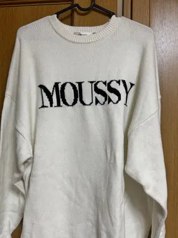 MOUSSY 로고 니트 화이트 긴팔